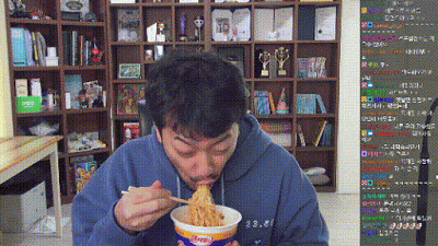 라면을 질겅질겅 먹는 침착맨.gif | 인스티즈