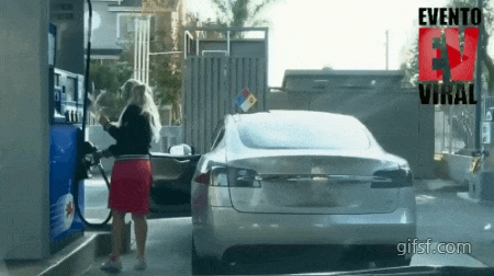 주유소에서 주유하는 여사님.gif | 인스티즈