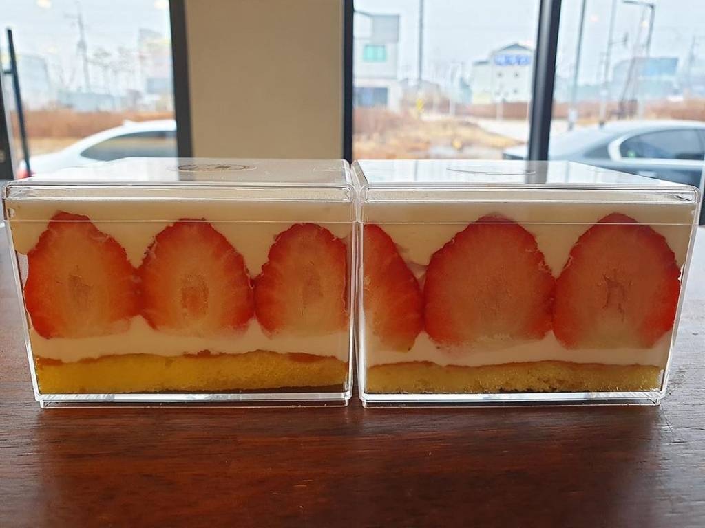 요즘 인스타에서 유행하는 떠먹는 딸기생크림케이크.......jpg | 인스티즈