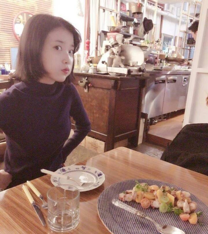 아이유 여친짤 일수도 아닐수도 있는 사진들 .jpg | 인스티즈