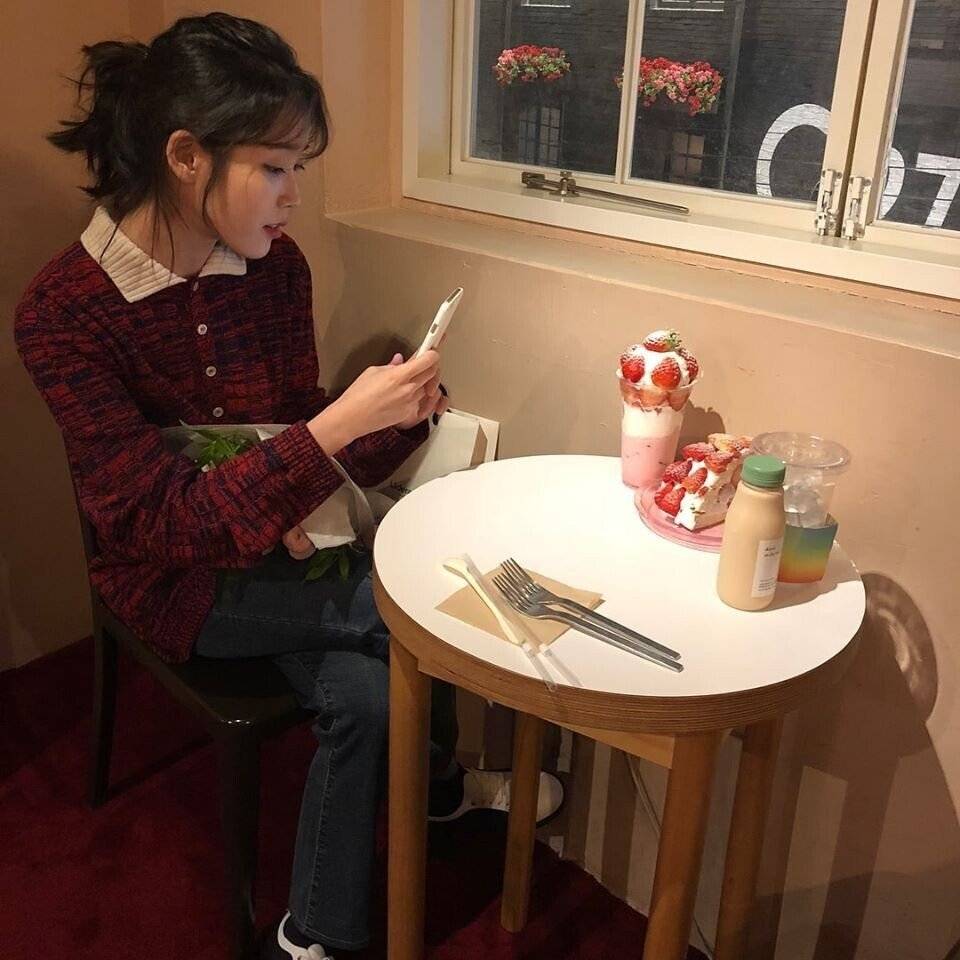 아이유 여친짤 일수도 아닐수도 있는 사진들 .jpg | 인스티즈