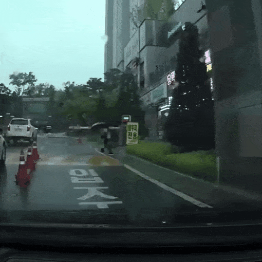 우산 압수.gif | 인스티즈