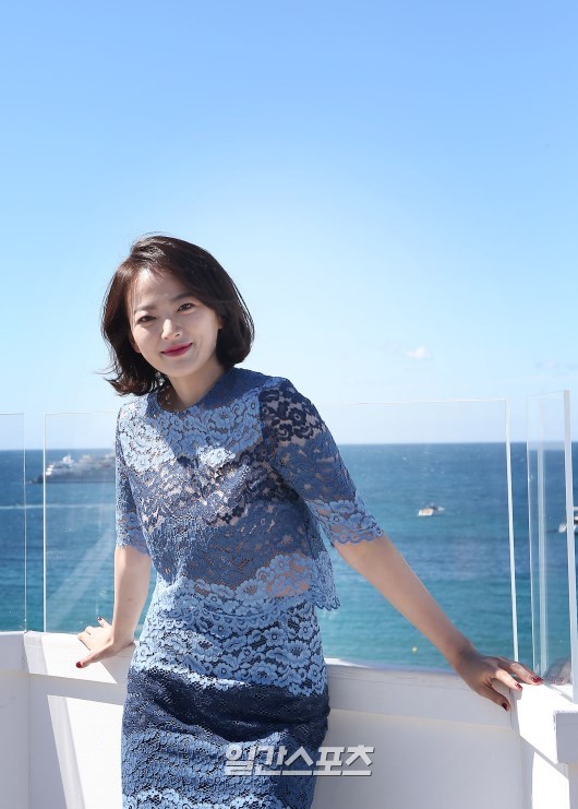 160519 칸 바다와 깔맞춤한 시스루를 입은 천우희 | 인스티즈