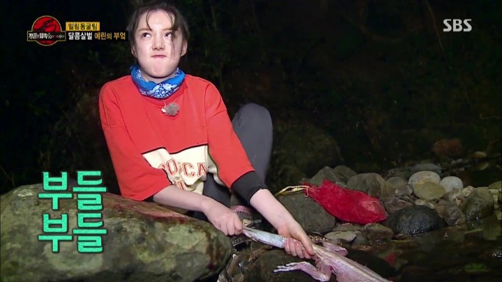 도마뱀 가죽 벗기는 여자 아이돌.jpg | 인스티즈