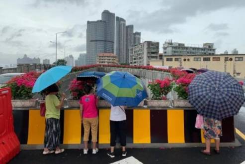중국에서 알박기 때문에 기형으로 완공된 도로 | 인스티즈
