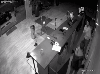 온도체크 거부하고 호텔 프론트직원 폭행.gif | 인스티즈