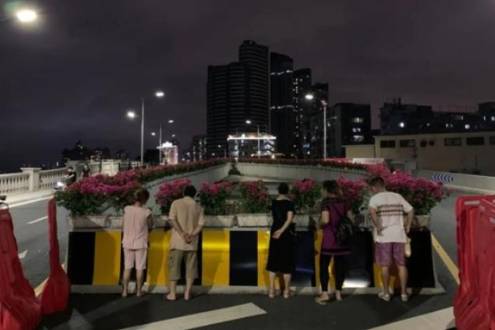 중국에서 알박기 때문에 기형으로 완공된 도로 | 인스티즈