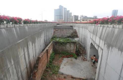 중국에서 알박기 때문에 기형으로 완공된 도로 | 인스티즈