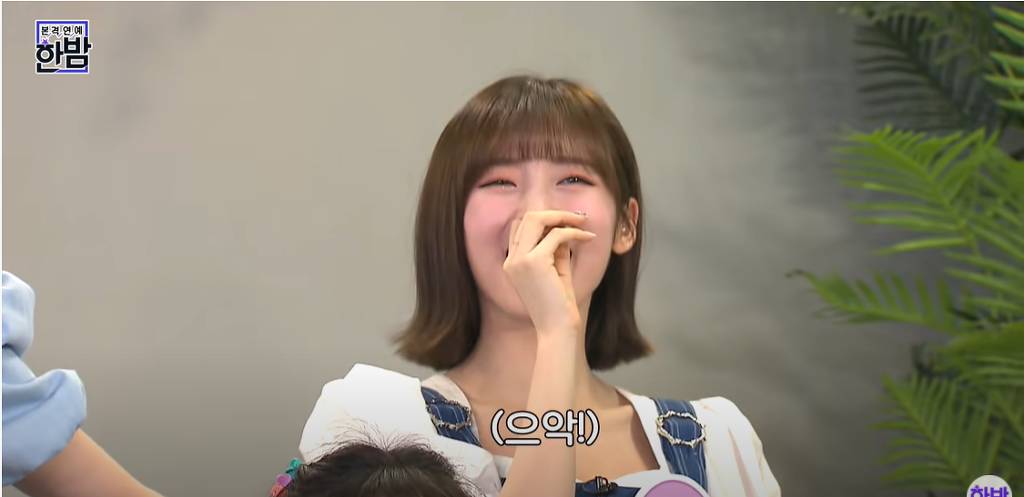 오마이걸 앞에서 바나나알러지원숭이를 틀어주면 나오는 반응.jpg | 인스티즈