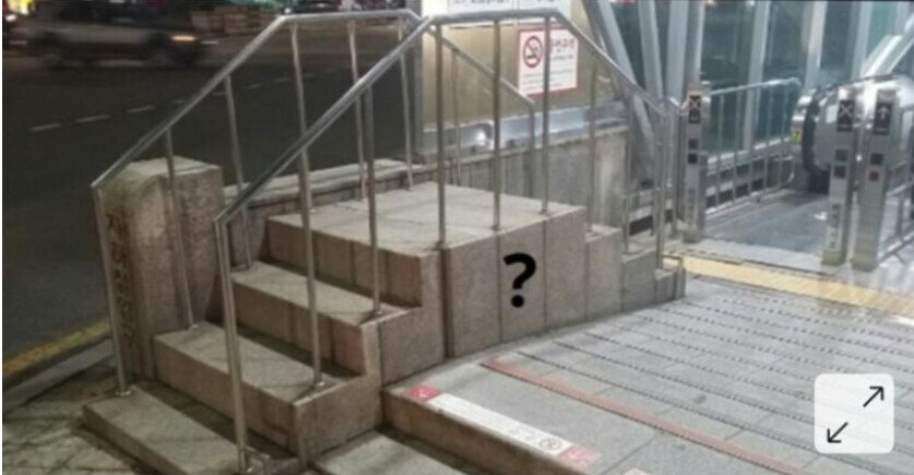 이상한 지하철역앞 계단의 용도.JPG | 인스티즈