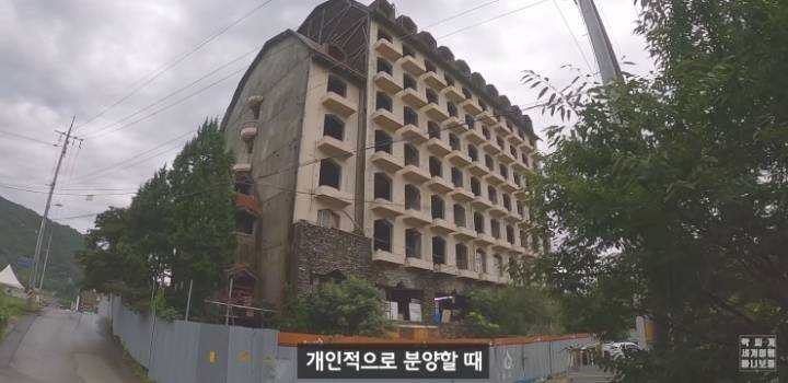 멀쩡한 건물이 폐허가 되고 허물지 못하는 이유.jpg | 인스티즈