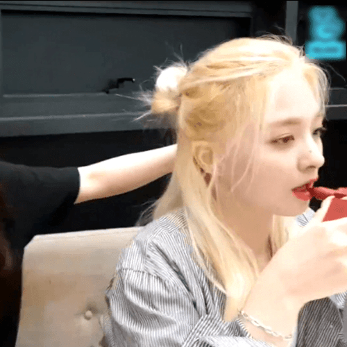 프로미스나인의 지원이와 나경이! (feat. 채영) | 인스티즈