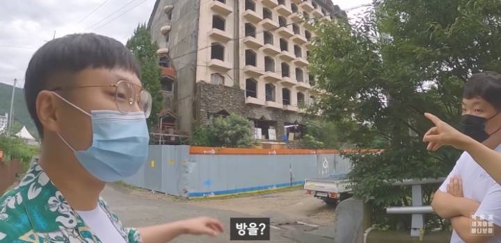 멀쩡한 건물이 폐허가 되고 허물지 못하는 이유.jpg | 인스티즈