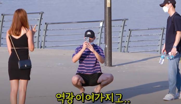 길거리에서 사진 부탁받은 한국인들의 자세 .jpg | 인스티즈