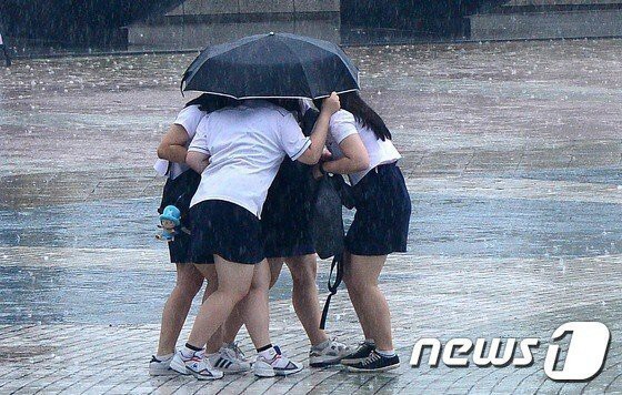 우산 하나를 나눠 쓰는 여학생과 남학생 차이 | 인스티즈