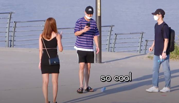 길거리에서 사진 부탁받은 한국인들의 자세 .jpg | 인스티즈