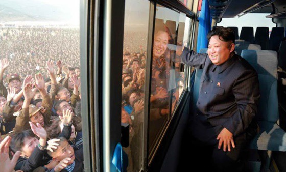 돼지고기가 도착하자 기뻐하는 주민들 .jpg | 인스티즈