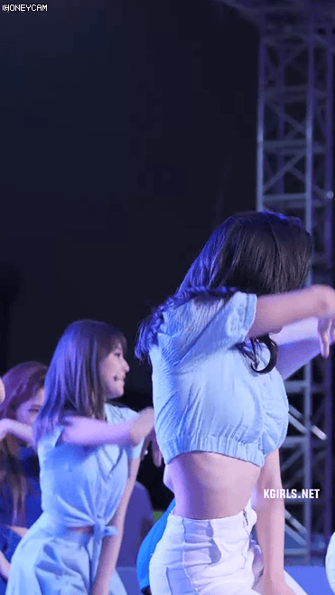 백바지 프로미스나인 새롬.gif | 인스티즈