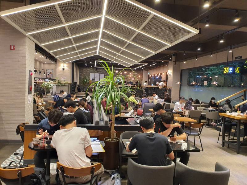 오늘자 번화가 카페 풍경 | 인스티즈