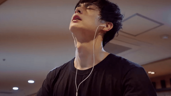 헬스장에서 운동 하는 유튜버 노잼봇.gif | 인스티즈