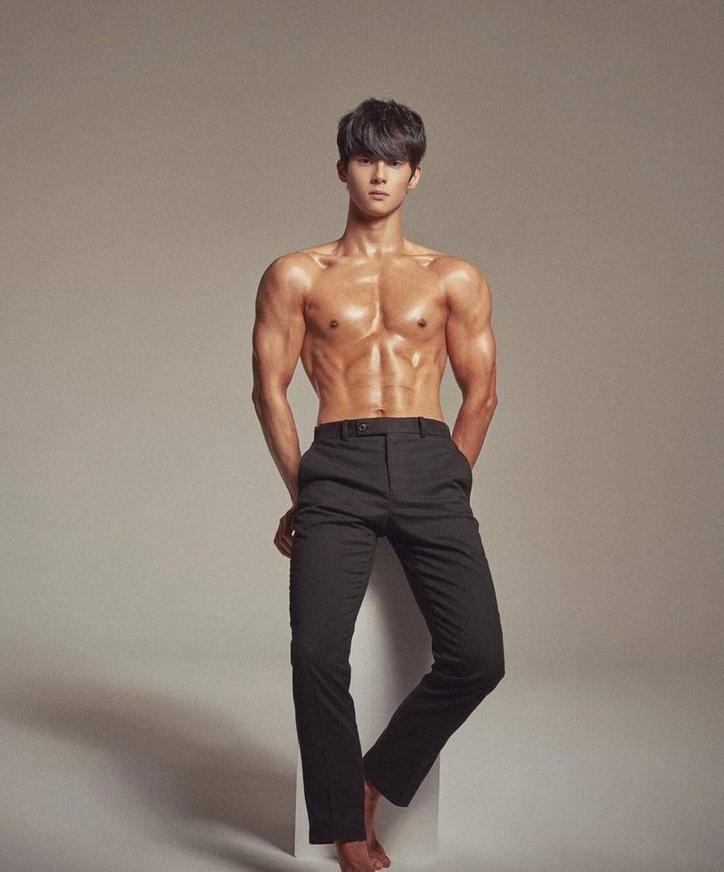 헬스장에서 운동 하는 유튜버 노잼봇.gif | 인스티즈