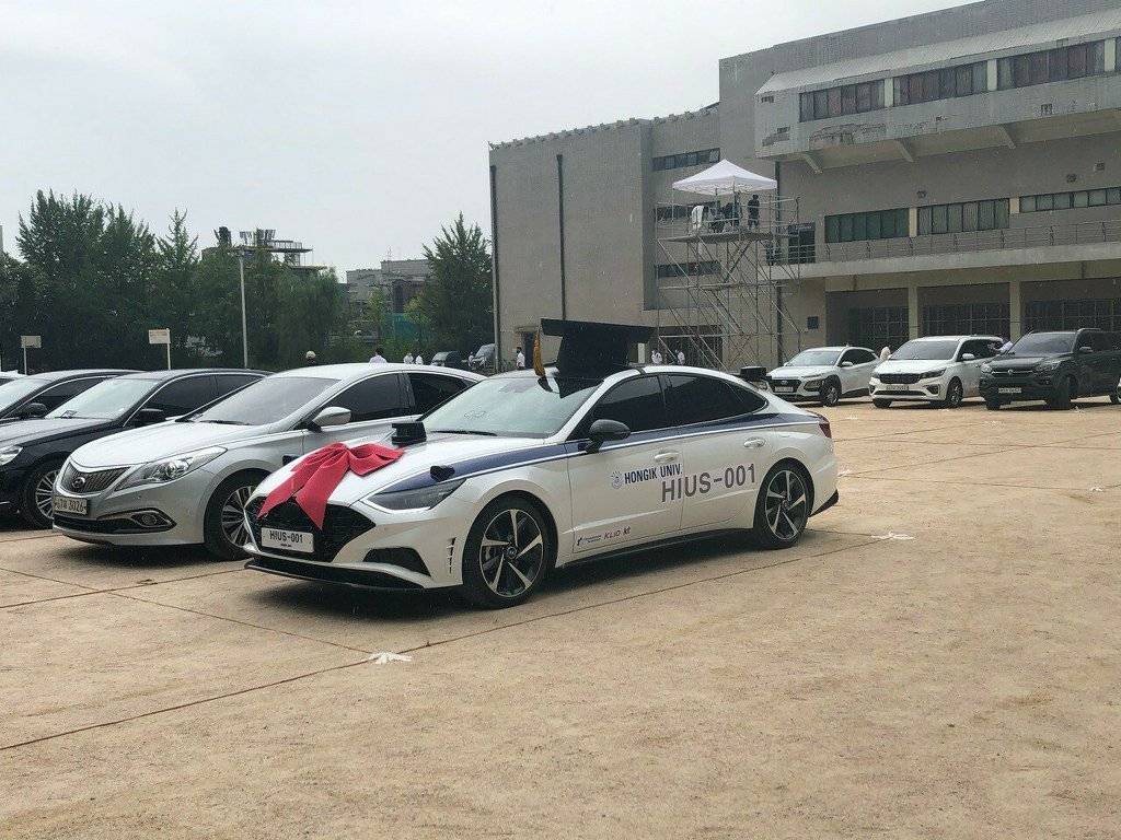 [홍익대] 졸업장 직접 갖다주시는 총장님.jpg | 인스티즈