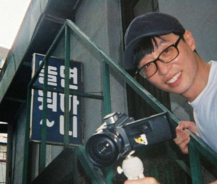 [놀면뭐하니] 로고 손글씨 유재석,사진촬영 조세호,촬영 도와준 모델 아이린.jpg | 인스티즈