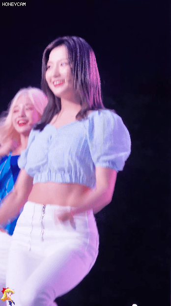 백바지 프로미스나인 새롬.gif | 인스티즈