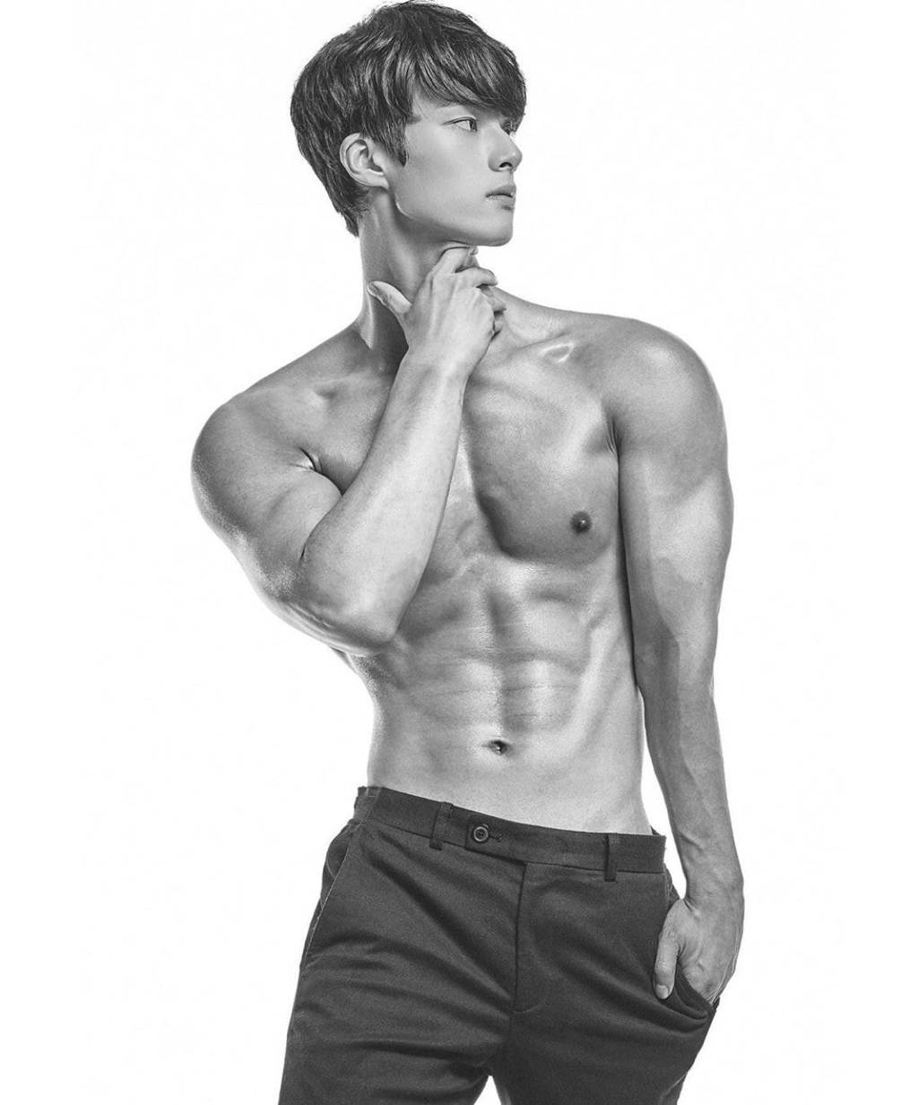 헬스장에서 운동 하는 유튜버 노잼봇.gif | 인스티즈