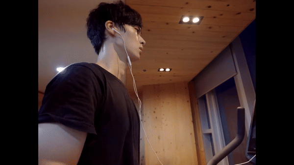 헬스장에서 운동 하는 유튜버 노잼봇.gif | 인스티즈