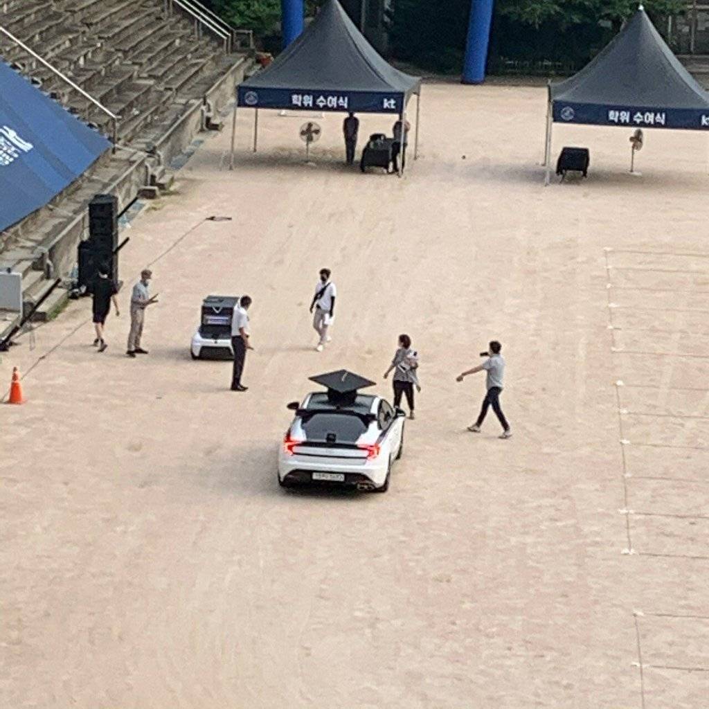 [홍익대] 졸업장 직접 갖다주시는 총장님.jpg | 인스티즈