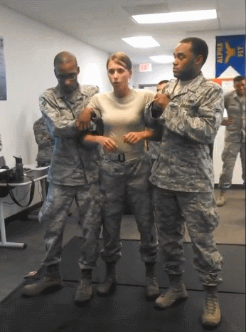 테이저 건 체험하는 군인.gif | 인스티즈