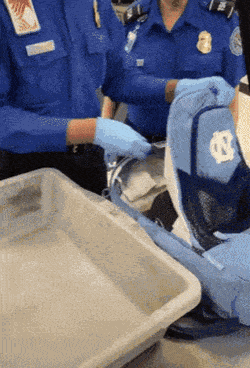 백팩에서 나온 수상한 물건.gif | 인스티즈