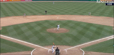 카메라 하나는 기똥차게 잘 쓰는 KBO 중계 수준.GIF | 인스티즈