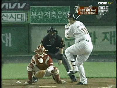 카메라 하나는 기똥차게 잘 쓰는 KBO 중계 수준.GIF | 인스티즈