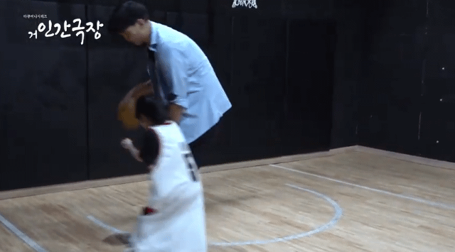 농구의 전설 쏘대장이 하승진에게 알려주는 수비 비법.jpg | 인스티즈