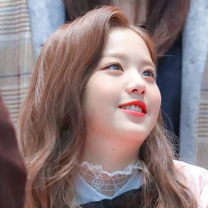 무대도중 볼살이 흔들리는 장원영.gif | 인스티즈