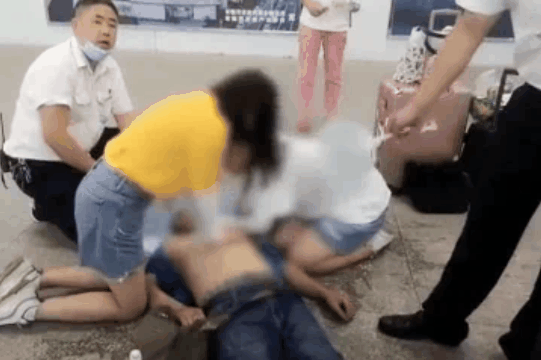 쓰러진 환자를 도운 후 울면서 걸어가는 중국 의대생.gif | 인스티즈