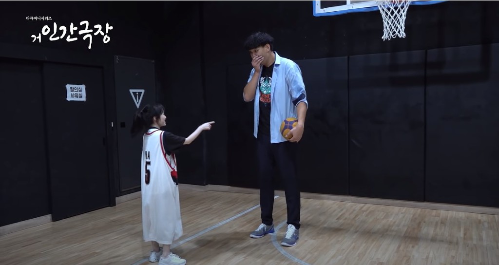 농구의 전설 쏘대장이 하승진에게 알려주는 수비 비법.jpg | 인스티즈