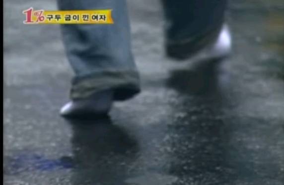 본인실수로 구두굽이 망가진 여성을본 시민들의 반응 관찰카메라 | 인스티즈