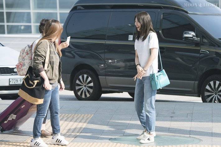 공항에서 자기 사진을 찍으려는 아주머니께 수지가 취한 행동.jpg | 인스티즈