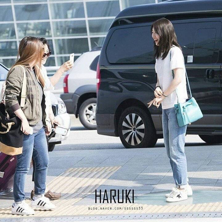 공항에서 자기 사진을 찍으려는 아주머니께 수지가 취한 행동.jpg | 인스티즈