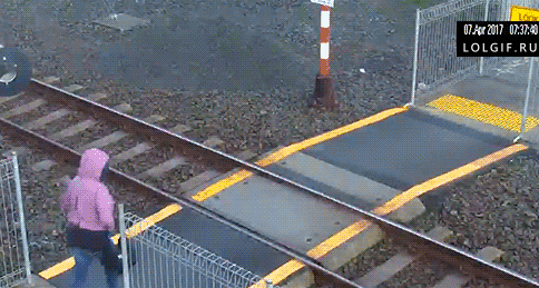 이어폰 끼고 걷는 여자 | 인스티즈