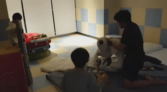 아이들과 교감중인 송일국.gif | 인스티즈