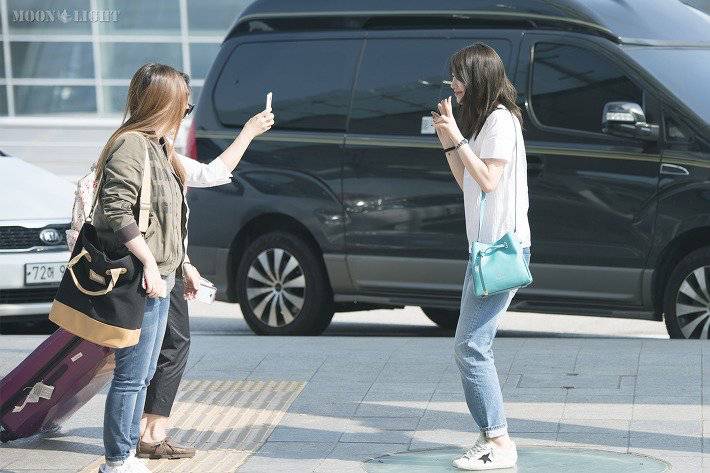 공항에서 자기 사진을 찍으려는 아주머니께 수지가 취한 행동.jpg | 인스티즈