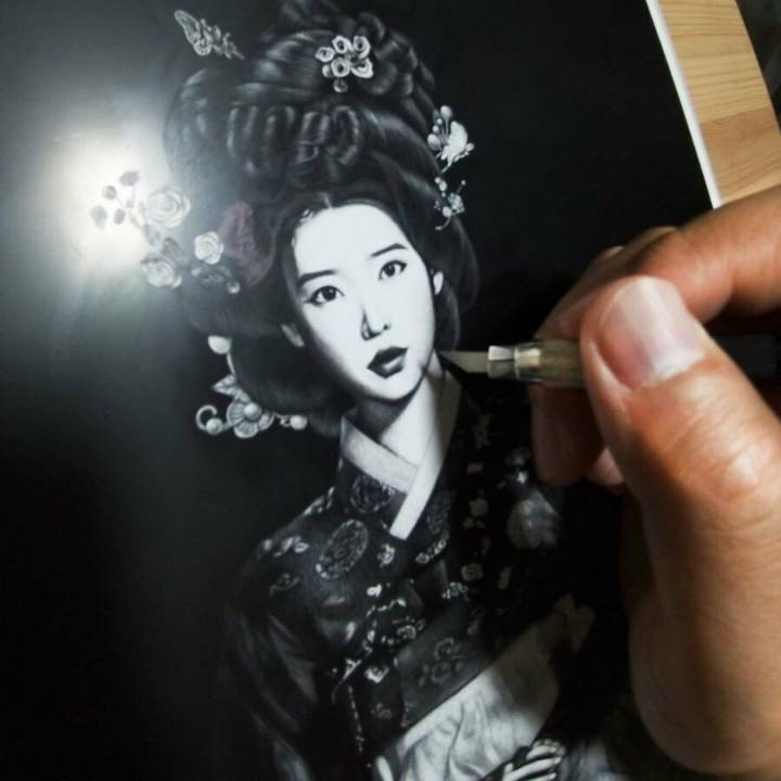 디씨인이 칼로 긁어서 그린 아이유 | 인스티즈