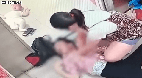 쓰러진 노인 구하려고...엄마는 품 안 아기를 내려놨다 | 인스티즈