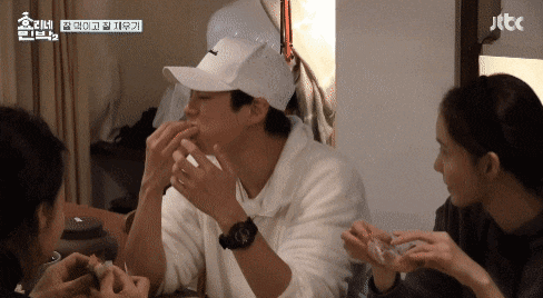 여자들에게 바로 먹힌다는 남자의 무심한 행동.gif | 인스티즈