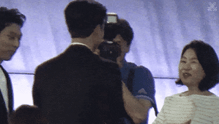 여자들에게 바로 먹힌다는 남자의 무심한 행동.gif | 인스티즈