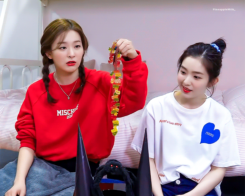 바퀴벌레 장난감 보고 놀라는 슬기를 보고 놀라는 아이린 ㅋㅋ.gif | 인스티즈